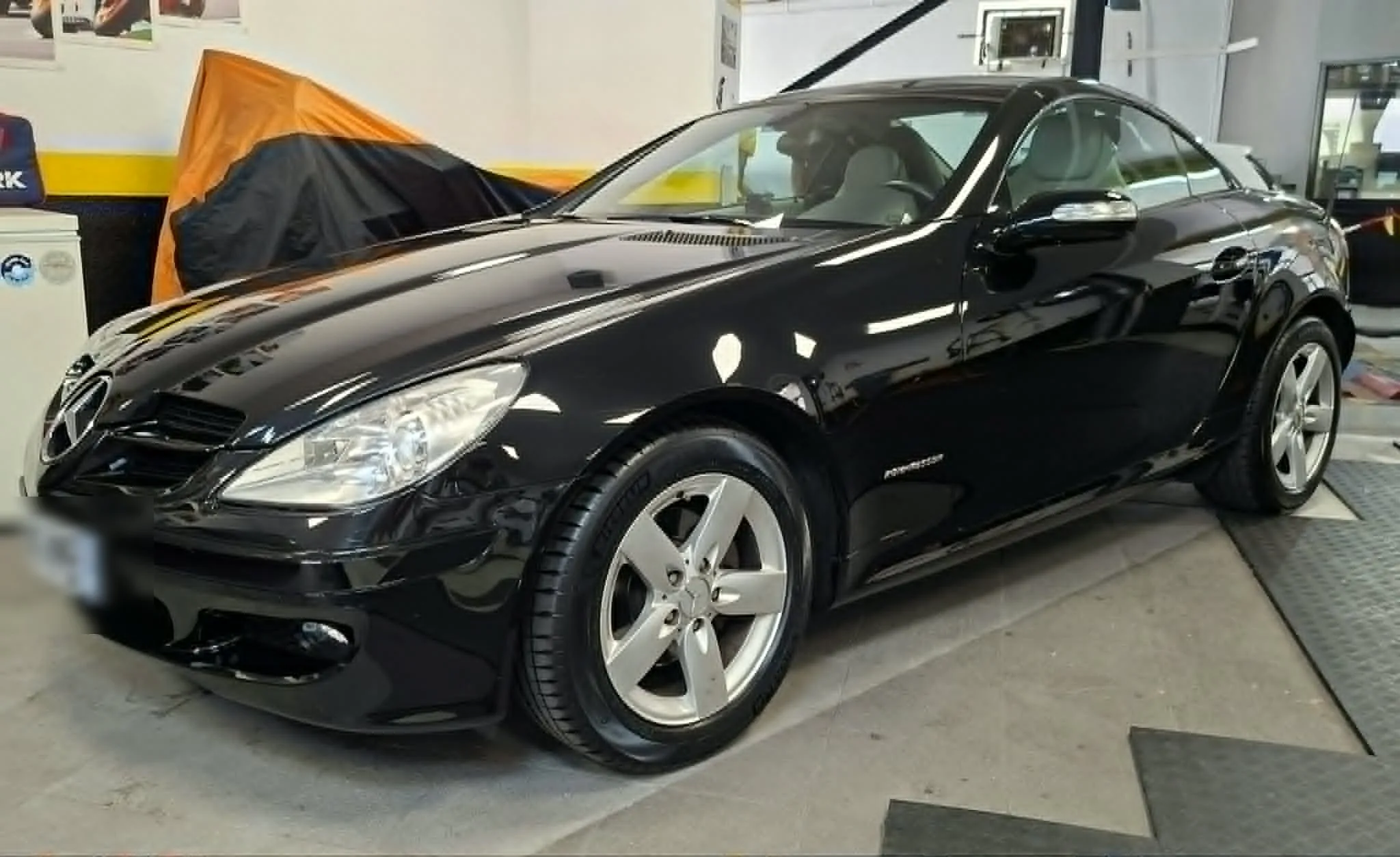 Mercedes SLK cabriolet noire après préparation esthétique