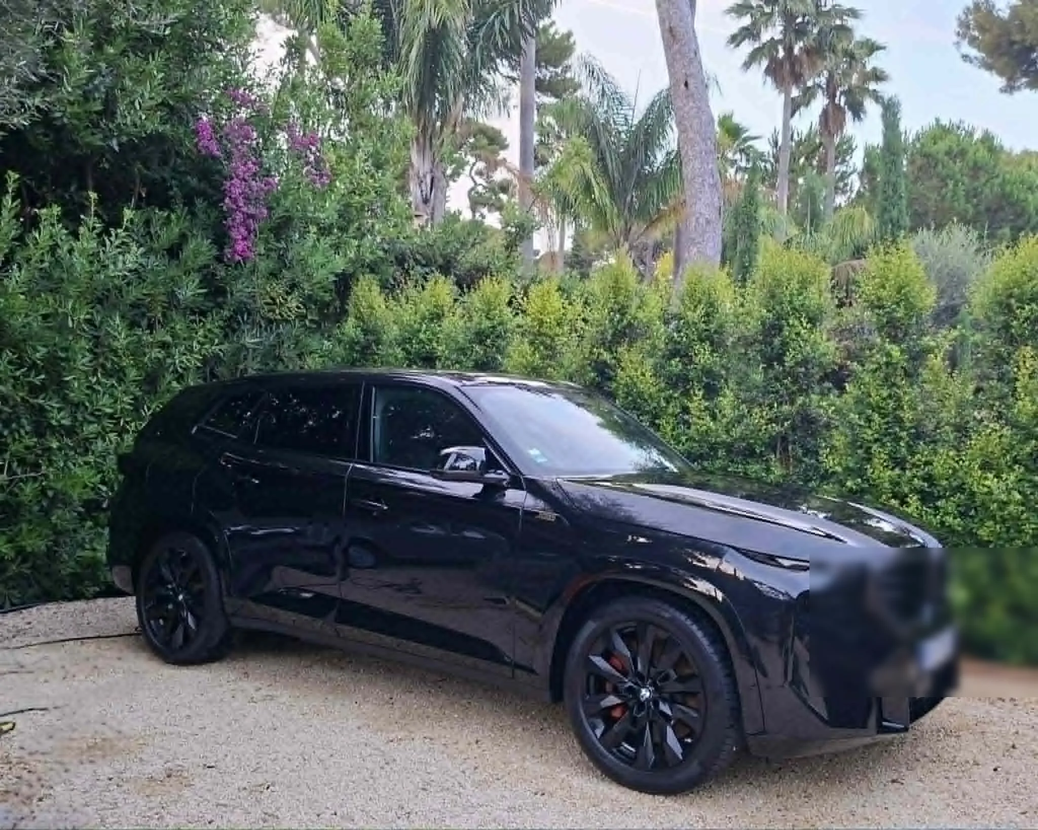 SUV noir nettoyé à domicile dans une villa de la Côte d'Azur