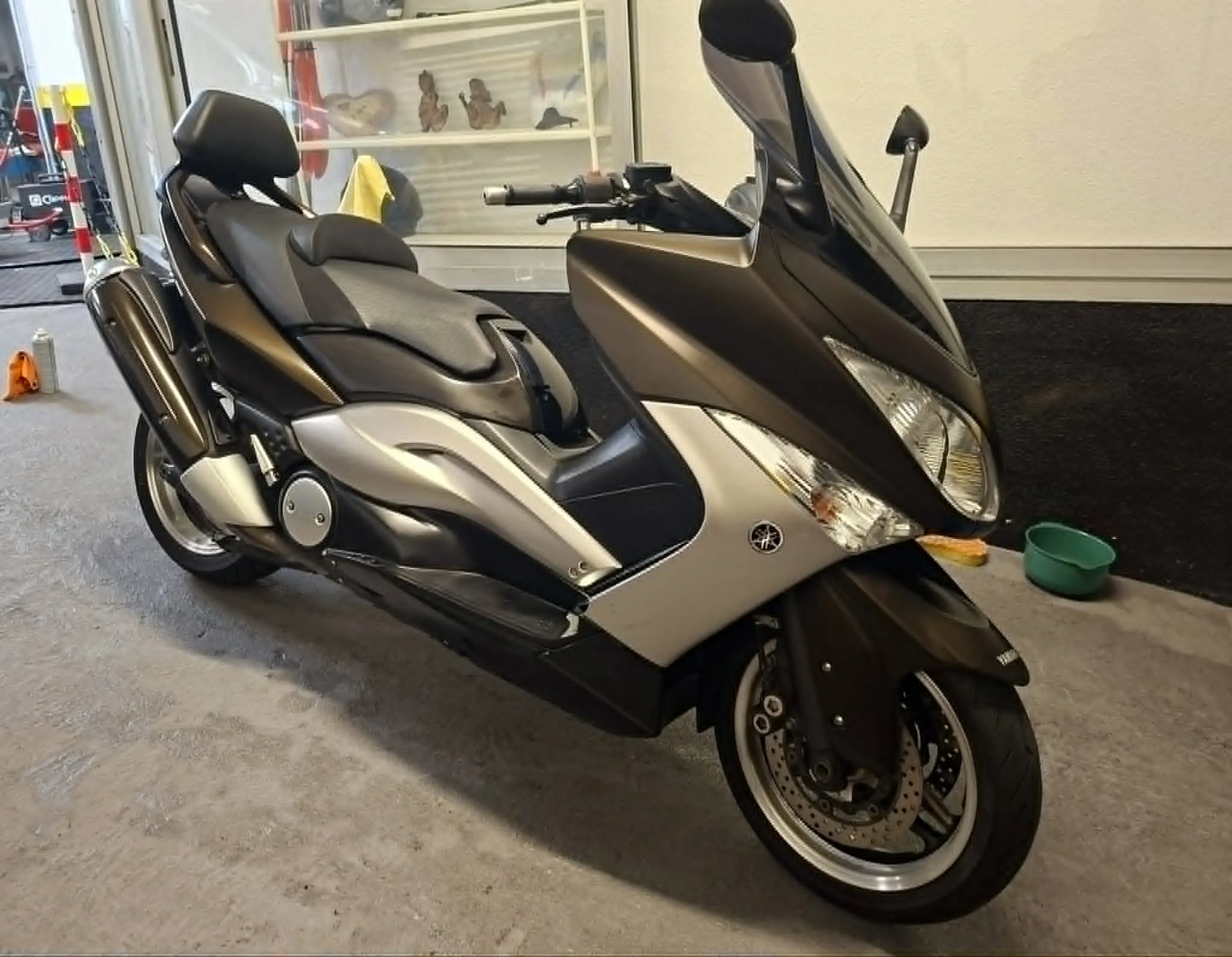 Scooter Yamaha TMax après nettoyage deux-roues